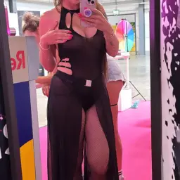 Was sagst du zu meinem Outfit? 
Oben ist alles transparent 🥵 
