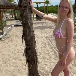 Schau mal wie schön😍 Und der Hintergrund erst😈😜 #4based #bikini #beach #holiday