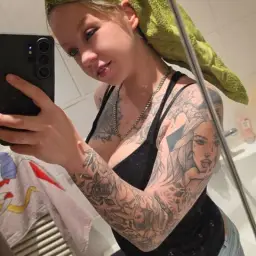 Frisch geduscht… horny und hin/her gerissen 😏
aber vielleicht zieh ich mich auch gleich wieder aus… und dreh einen heißen Film für dich 🤫👀🔥
#bigtits #titten #reizwäsche #girlnextdoor #versaut #arsch #blond #booty #sexy #video #strip