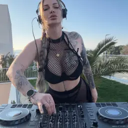 Wochenende, hoch die Hände 👋👋
Privat läuft nicht nur Musik ab. Komm und teste es ❤️‍🔥🔥


 #tattoos #titten #geil
