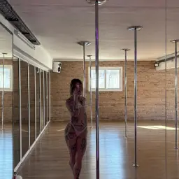 Manchmal überrascht man sich selbst ein kleines bisschen. 😏
Was motiviert dich mehr Ehrgeiz oder Spaß?
#fitty #fitgirl #gymgirl #gymbae #fitbabe #booty #slimthick #thickfit #kurvig #sportlich #trainiert #heiß #sexygirl #prettyface #babygirl #baddie #bodygoals #waistgoals  #hotgirl #titten