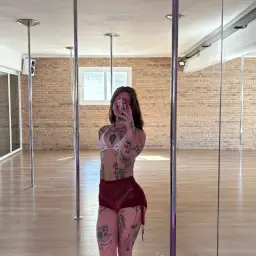 Was würdest du mich als Erstes fragen? 😏
#fitgirl #fitty #gymgirl #kurvig #sportlich #heiß #booty #babygirl #baddie #selbstbewusst #bodygoals #gymbae #süß #verspielt #frech #trainiert #sexygirl #waistgoals #gymselfie #fitbabe