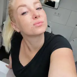 bist du schon bereit für die Mittagspause 😏😮💨 #bigtits #titten #bigass #arsch #blond #piercing #tattoos