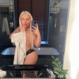 the mirror and I have been spending too much time together 🍒💕 no complaints though 😈🔥