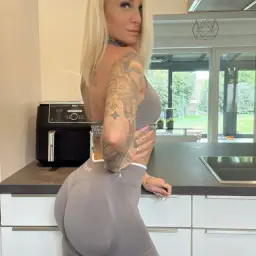 Mein Lieber… stehe hier in der Küche in meinem engen grauen Set und zeig dir meinen runden Arsch 😈
Gefällt dir der Anblick von hinten?