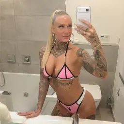 Frisch geduscht und bereit für dich. 💦 Der rosa Bikini sitzt eng, aber am liebsten würde ich ihn direkt wieder ausziehen. Was meinst du, darf er heute noch fallen? 😈🔞