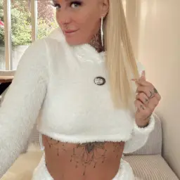 Pfingstmontag wird heute im kuscheligen weißen Outfit auf der Couch verbracht. 😉 Das Höschen sitzt verdammt tief und lässt schon einiges erahnen. Gefällt dir die Aussicht zum Feiertag?