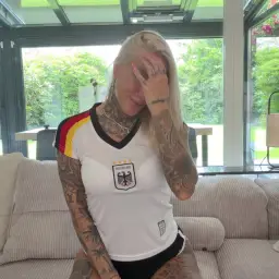 Eigentlich wollte ich ja das Spiel gucken... ⚽️😜 Aber bei einer privaten Nachricht lässt sich mein Abendprogramm ganz schnell ändern. 🤫 Was tippst du, wie meine Verlängerung aussieht? 💋