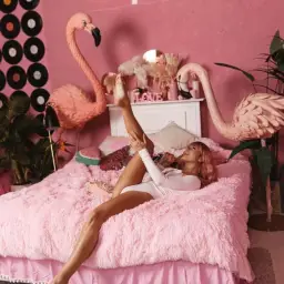 „Rosa Flausch, Flamingos und lange Beine… 🦩✨ Wer von euch würde mich jetzt gerne massieren? Meine Füße hätten es verdient. 👣😏“