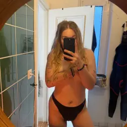 Lass uns gemeinsam unter die Dusche und uns so richtig feucht machen💦🥵