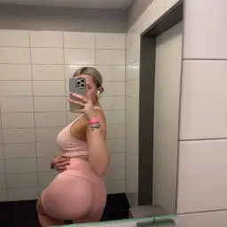 Sei ehrlich?? Du wirst schwach wenn ich dir meinen prallen Arsch so hinstrecke nhh??🥵😈