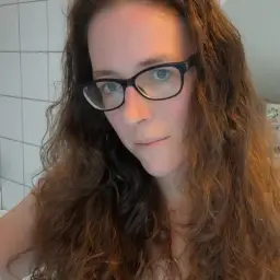 Auch das bin ich. Ungeschminkt, die Haare nicht gestylt und von der "sexy" zweckmäßigen Stillunterwäsche passt auch absolut nichts zusammen. Einfach nur 100 Prozent ICH😉