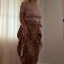 Dieser Leopardenrock und die tiefe Pose machen mich richtig wild 🐆😏