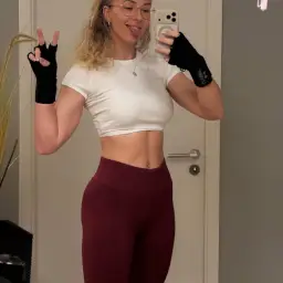 Gym❣️ #fitness #gym #gymselfie #leggings #piercing #blonde #blond #curly #sexy #selfie