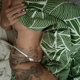 Mein Bett ist noch schön warm, kommst mit rein!💋💋