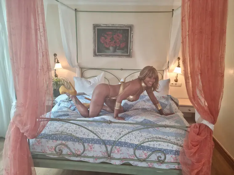 Angelina Johnson  🇩🇪 & 🇩🇴 = 😇 – Spotti.net