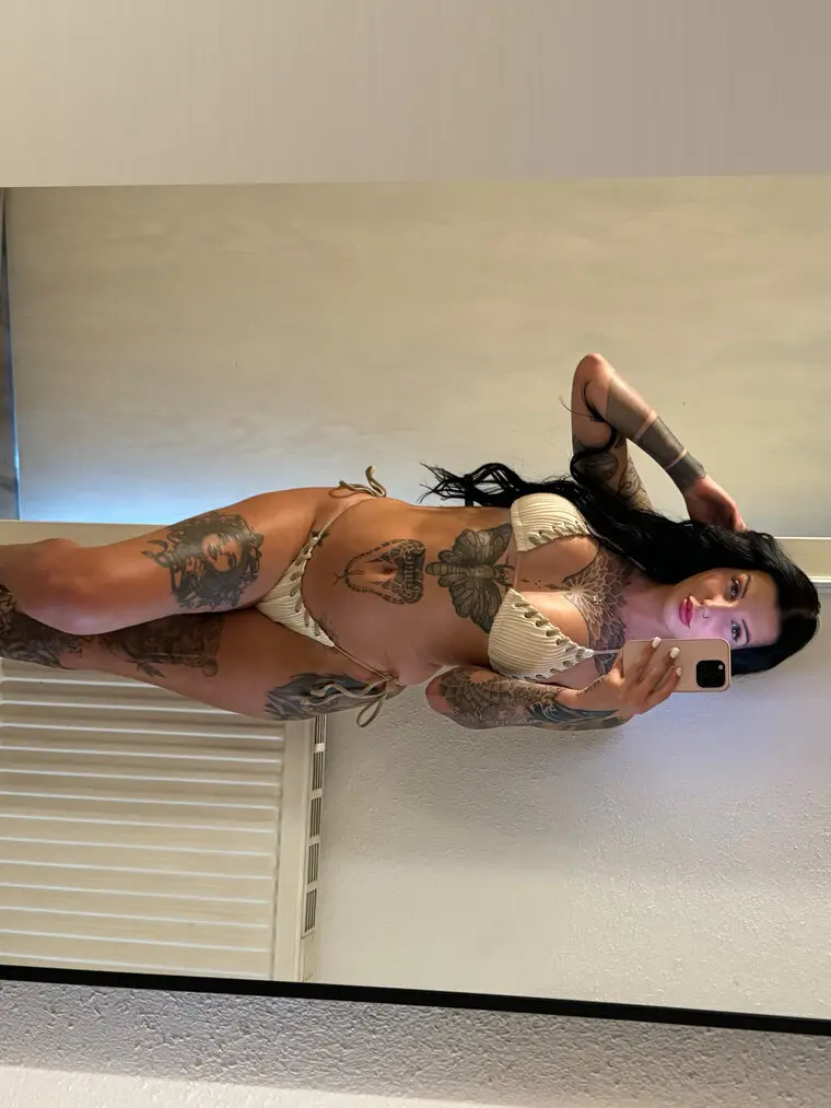 Laura 🖤 – Spotti.net
